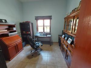 Casa Terrea com 04 quartos no Condominio Nova Higienopolis